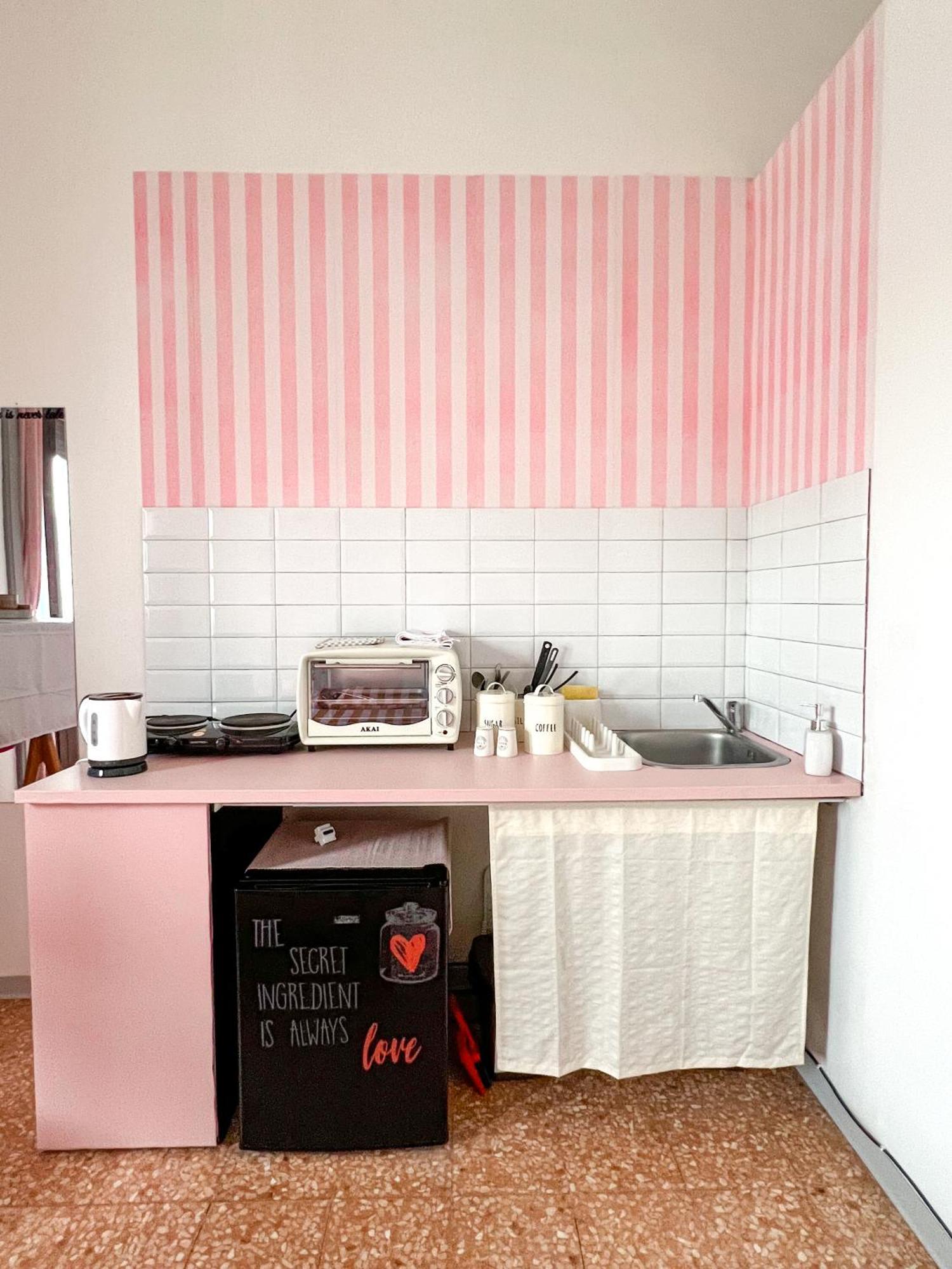 Toctoc - Think Pink Apartment